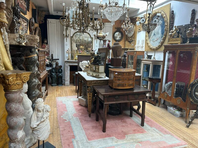 Mobilier ancien et lustres sortis lors d'un vide maison à Liège