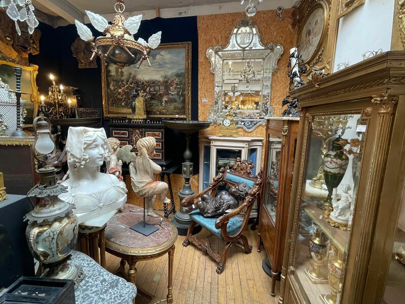 Objets triés lors d'un vide maison à Liège